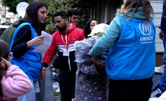 نازحون في بيروت، لبنان، يتجمعون للحصول على أدوات دعم طارئ من موظفي مفوضية الأمم المتحدة لشؤون اللاجئين.